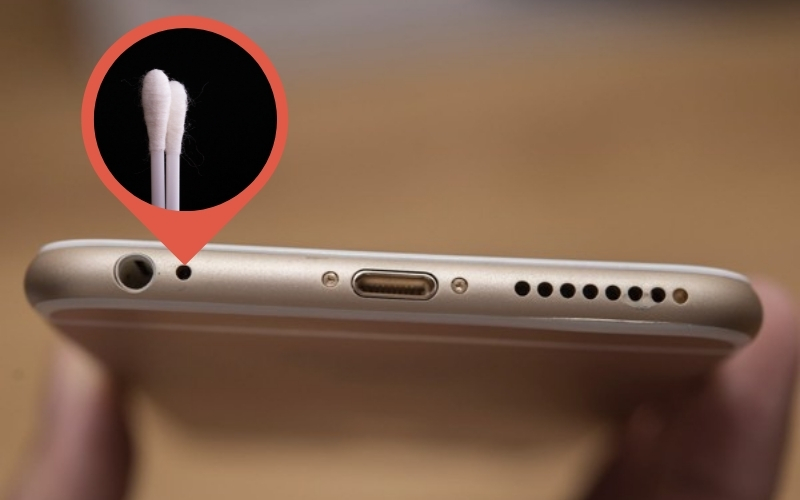 Dùng tăm bông cỡ nhỏ để vệ sinh mic điện thoại
